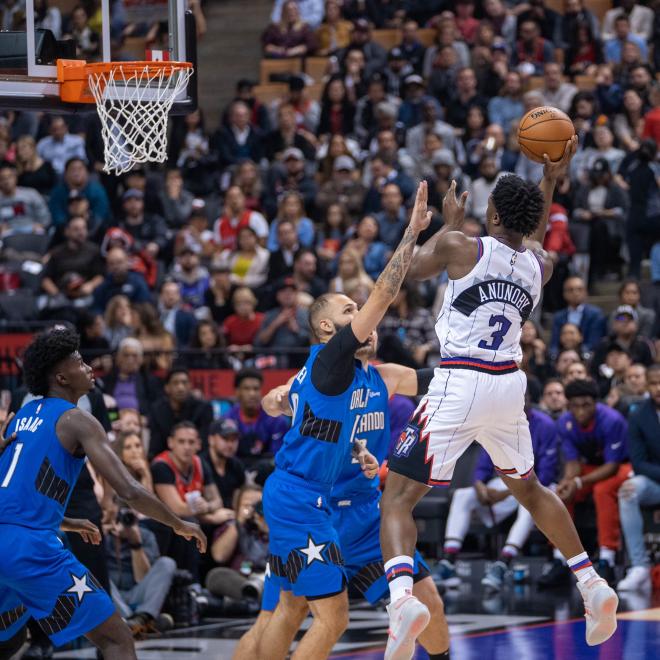 OG Anunoby intenta anotar en el partido de NBA contra los Orlando Magic (Foto: @Raptors).