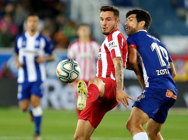 Saúl controla un balón ante Manu García (Foto: ATM).