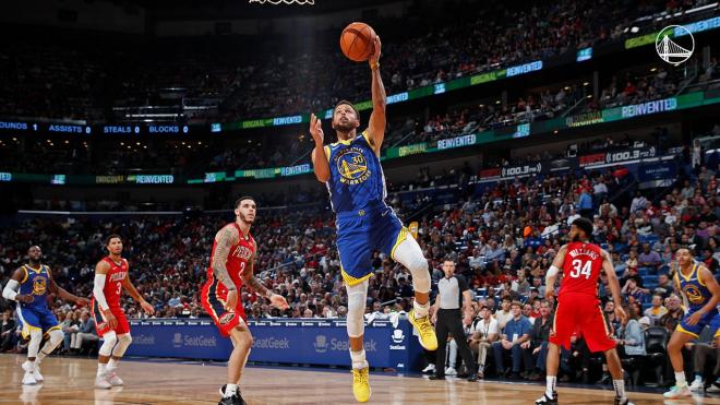 Stephen Curry anotando ante los Pelicans en la victoria de los Warriors (Foto: @warriors).