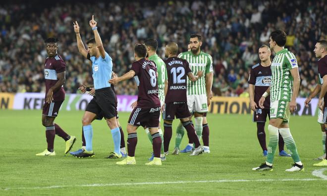 Gil Manzano consulta la mano de Borja Iglesias (Foto: Kiko Hurtado).