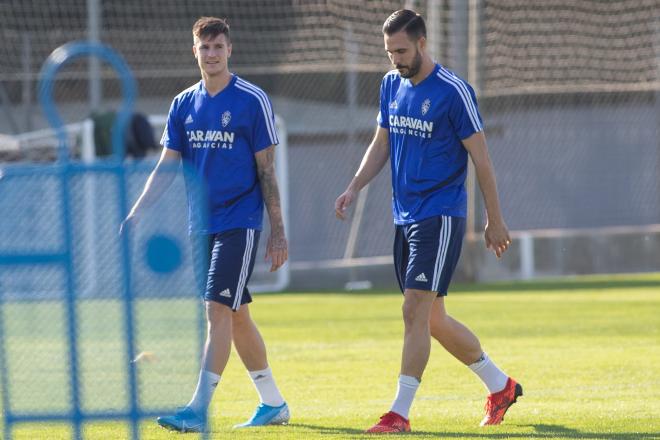 Atienza junto a Vigaray en el entrenamiento del Real Zaragoza (Foto: Daniel Marzo).