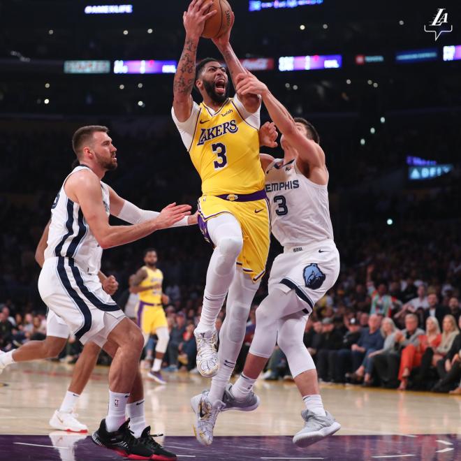Anthony Davis, a punto de anotar contra los Grizzlies en el partido de la NBA (Foto: @Lakers).