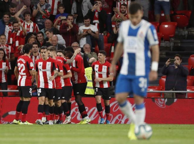 Muniain celebra el gol con sus compañeros ante el Espanyol.