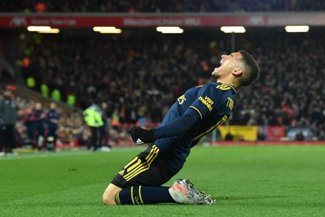 Lucas Torreira celebra su gol al Liverpool con el Arsenal.