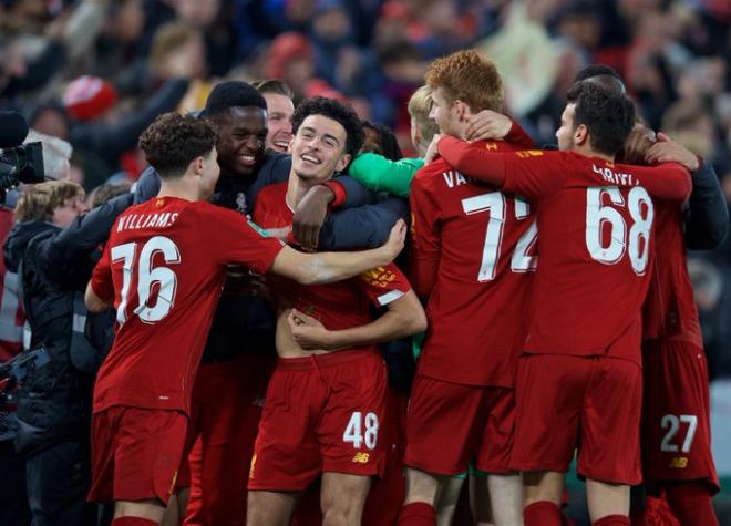 Los jugadores del Liverpool celebran la victoria ante el Arsenal en la Premier League (@LFC).