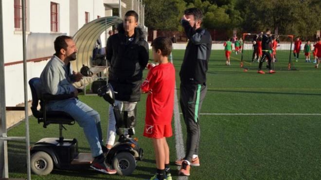 El Langui charla con unos chicos en su escuela de fútbol.