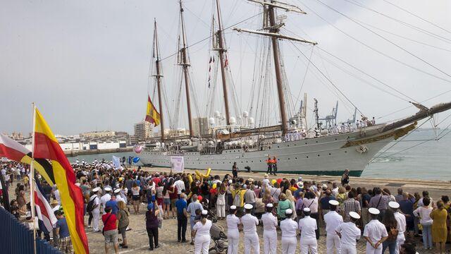 El Juan Sebastián Elcano, atracado en el puerto de Cádiz.