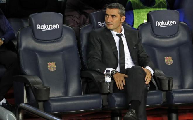 Ernesto Valverde sentado en el banquillo del Camp Nou (Foto: FCB).