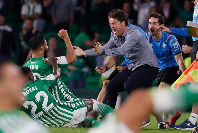 Nabil Fekir celebra con Rubi su gol en el Betis - Celta de Vigo.