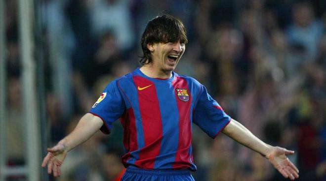 Leo Messi celebra su primer gol con el Barcelona en partido oficial.