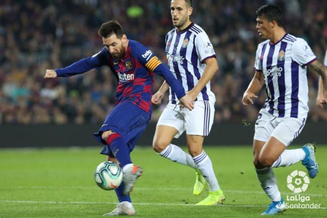 Messi dispara ante Kiko Olivas y Pedro Porro.