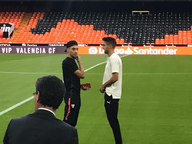 Munir y Ferrán Torres charlan en el césped de Mestalla.