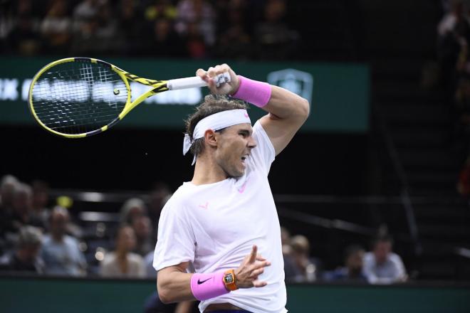 Rafa Nadal golpea la pelota en su debut en el Masters 1.000 de París (Foto: @RolexPMasters).