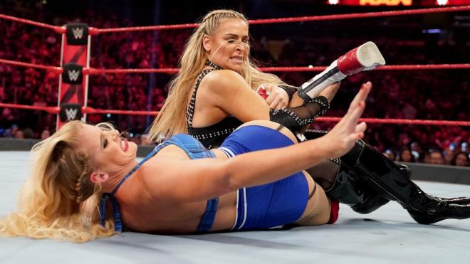 Natalya intenta la rendición de Lacey Evans.