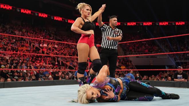 Lacey Evans posa tras una victoria sobre Natalya.