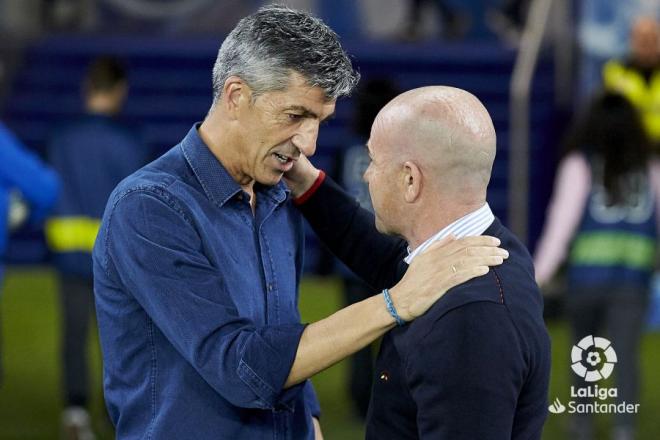 Paco López saluda a Imanol Aguacil (Foto: LaLiga).