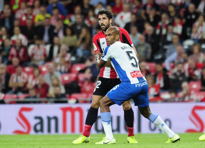 Naldo sujeta a Raúl García durante el Athletic-Espanyol (Foto: LaLiga).