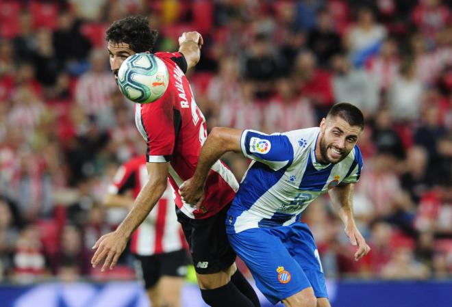 Raúl García en un lance con David López (Foto: LaLiga).