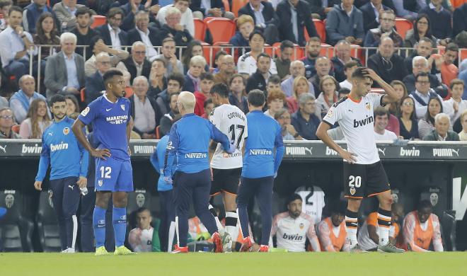 Francis Coquelin se retiró lesionado durante el Valencia CF-Sevilla FC (Foto: David González).