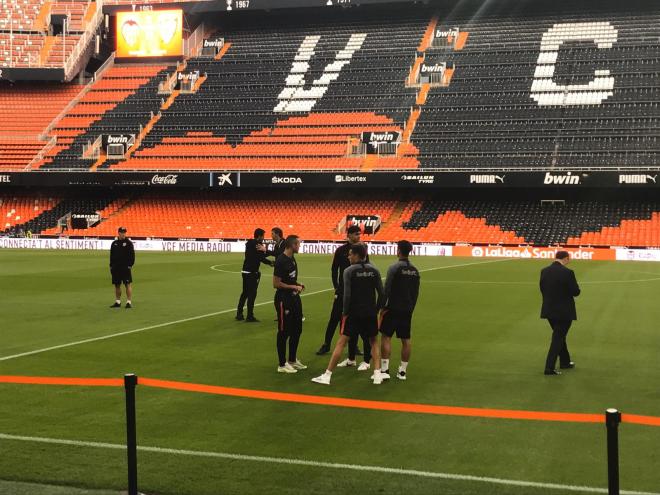 Varios jugadores del Sevilla a su llegada a Mestalla.