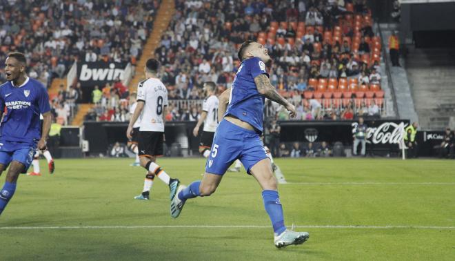 Ocampos celebra su gol en el Valencia-Sevilla (Foto: David González).