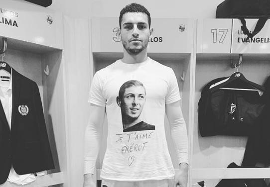 Diego Carlos, con una camiseta de Emiliano Sala.