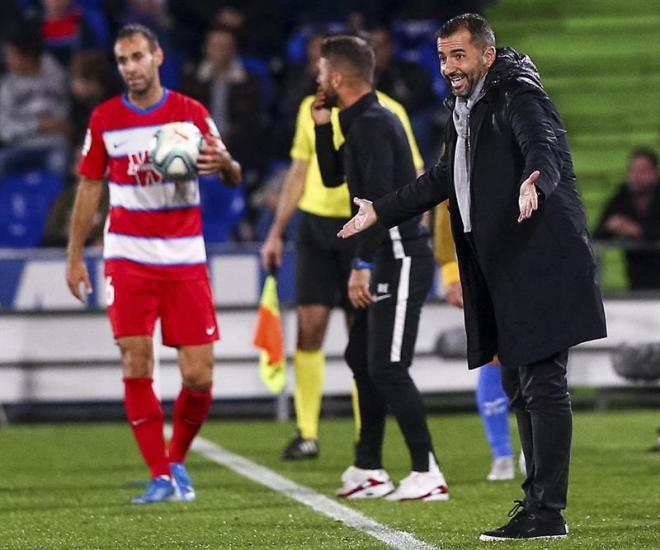 Diego Martínez da instrucciones desde la banda.