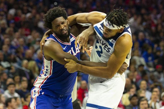 Joel Embiid y Karl Anthony Towns se enzarzan en una pelea durante el Sixers-Wolves.