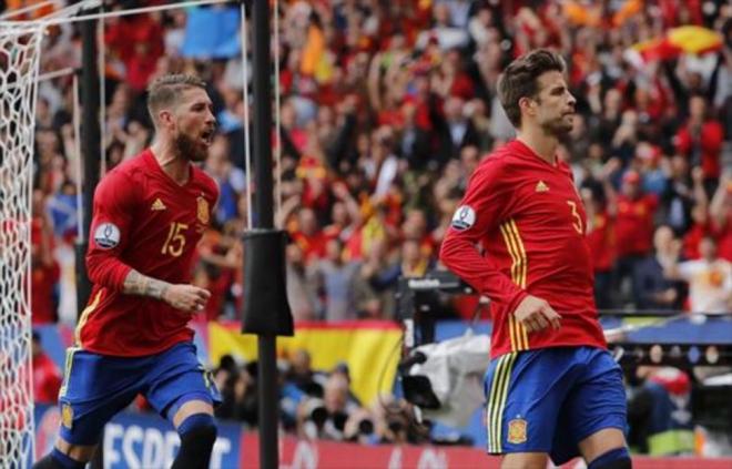 Gerard Piqué y Sergio Ramos celebran un gol con España (Foto: EFE).
