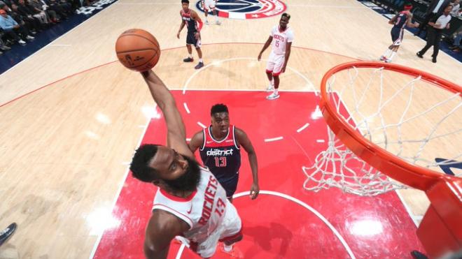 Harden, a punto de anotar ante los Wizards (Foto: @HoustonRockets).
