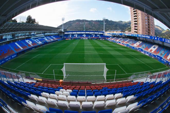 Ipurua, estadio del SD Eibar, último en LaLiga española en acoger fútbol hasta la fecha.