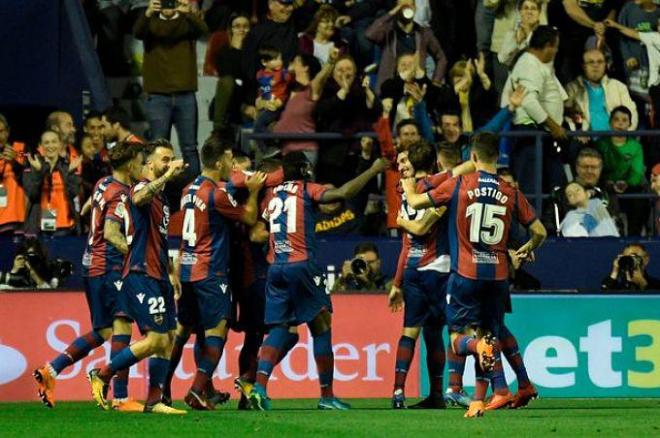 El Levante celebra uno de los goles contra el FC Barcelona en Orriols.