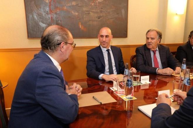 Luis Rubiales en la reunión Óscar Fle y Javier Lambán (Foto: Ángel de Castro).