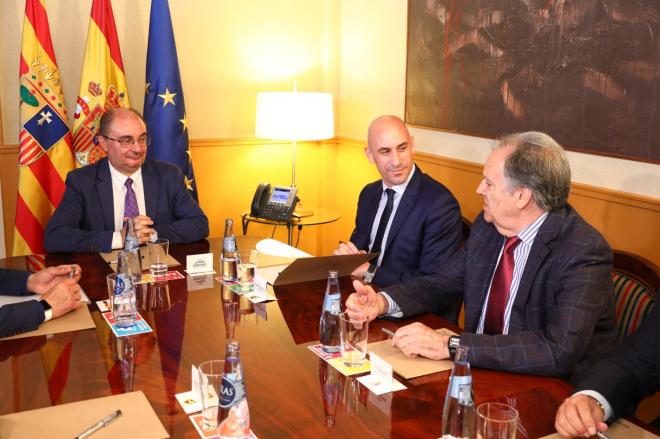 Javier Lambán reunido junto con Luis Rubiales y Óscar Fle. (Foto: @JlambanM).