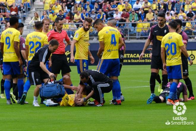 Borja López, a la derecha, durante la atención médica a un jugador (Foto: LaLiga).