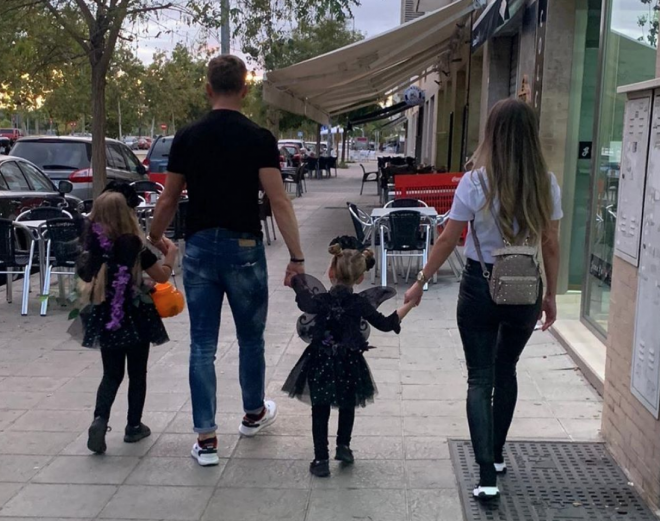 Rakitic pasea con su familia por las calles de Sevilla en Halloween.
