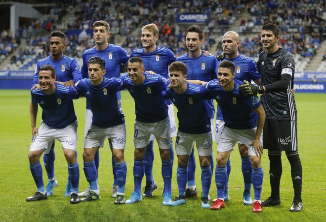 Javi Fernández en su última titularidad en el Carlos Tartiere en el Real Oviedo - Almería (Foto: Luis Manso).