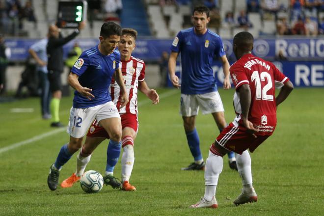 Lance del Real Oviedo-Almería en el Carlos Tartiere (Foto: Luis Manso).