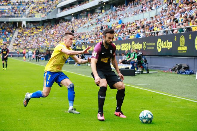 Molinero protege la pelote durante el Cádiz-Sporting (Foto: Cristo García).