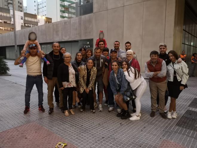 Aitor García, junto a sus familiares en Carranza.