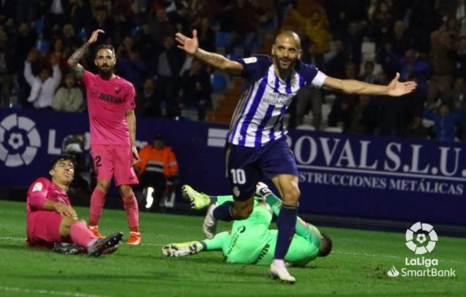 Yuri celebra su gol al Málaga en El Toralín (Foto: LaLiga).