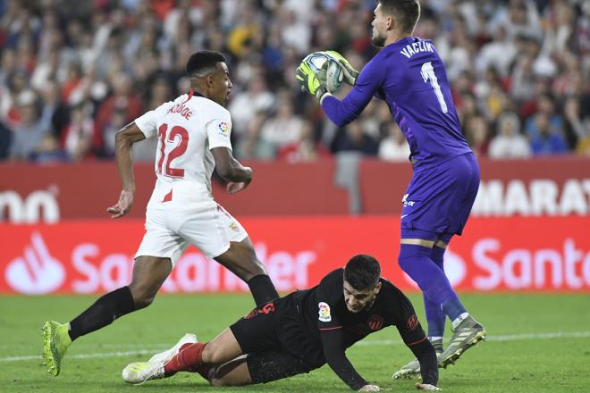 Vaclik detiene la pelota en el Sevilla 1-1 Atlético de Madrid. (Foto: Kiko Hurtado).