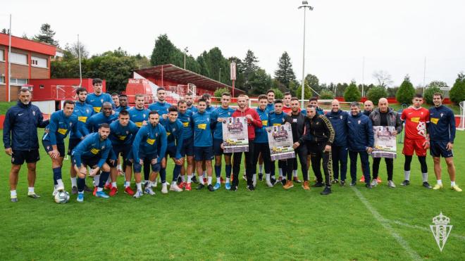 Los jugadores del Sporting posan con los púgiles Fandiño y Díaz (Foto: Real Sporting).