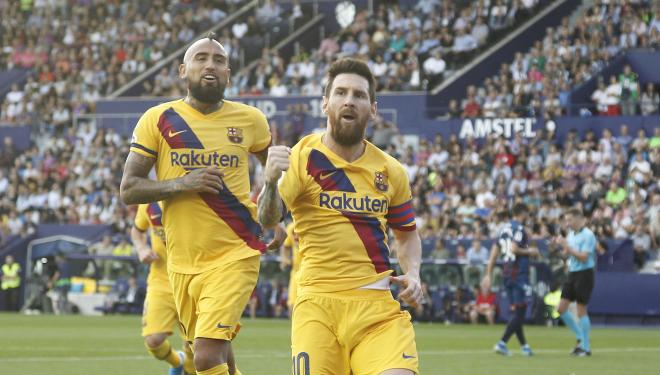Messi celebra el gol desde los once metros.