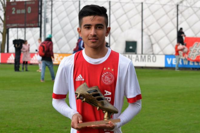 Unuvar, el joven seguido por el Barcelona, con el Ajax.