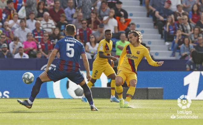 Griezmann dispara en una jugada del partid del Barcelona.