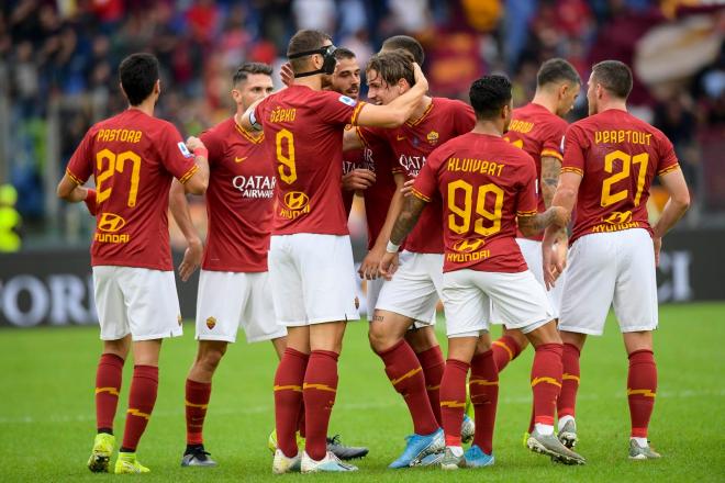 Los jugadores de la Roma celebrando un gol ante el Nápoles.