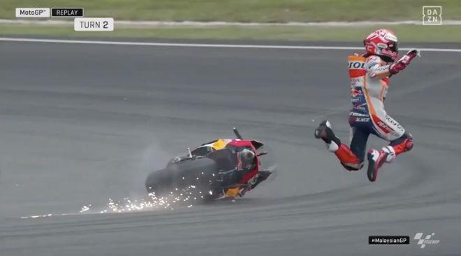 Momento de la caída de Marc Márquez en la calificación del Gran Premio de Malasia de MotoGP (@DAZN_ES).