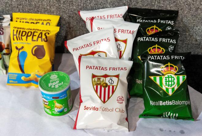 Bolsas de patatas con los escudos del Sevilla y del Betis en el camerino de 'Green Day' durante la Gala de los premios MTV EMAs (Foto: EFE).
