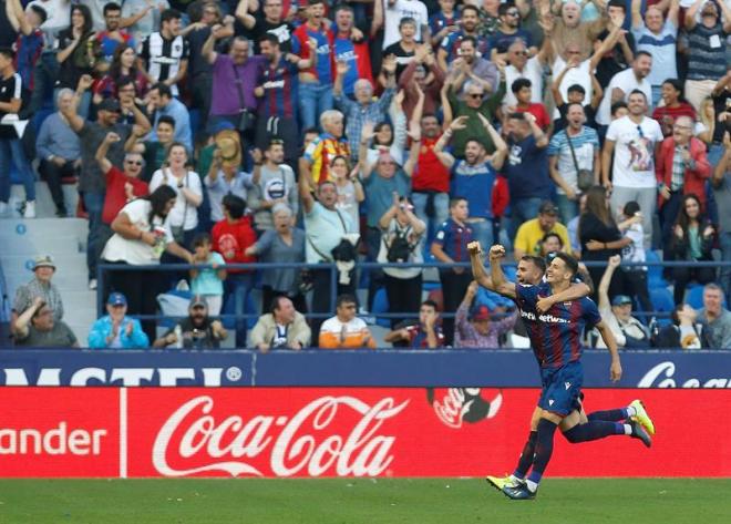 Radoja celebra con Mayoral su gol al Barça (Foto: EFE).